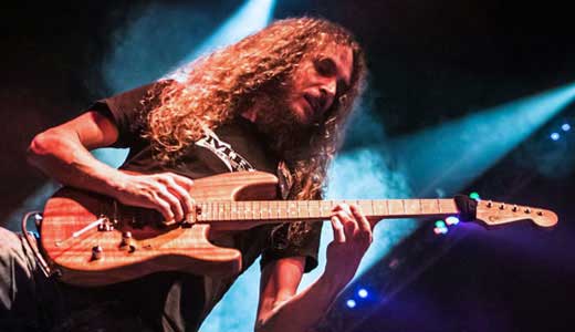 Guthrie Govan using string dampener