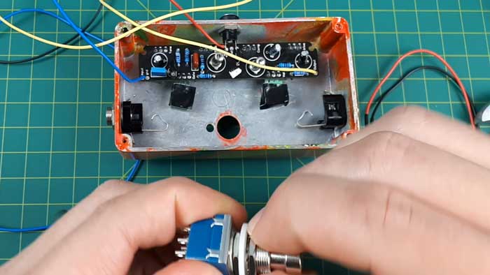 Mounting guitar pedal circuit