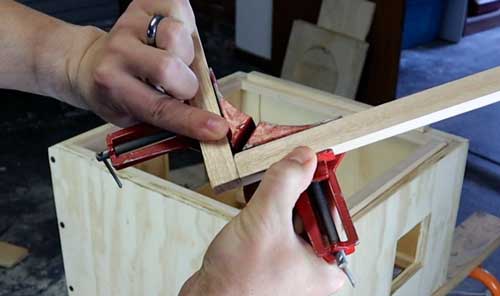 Guitar cabinet corner clamp